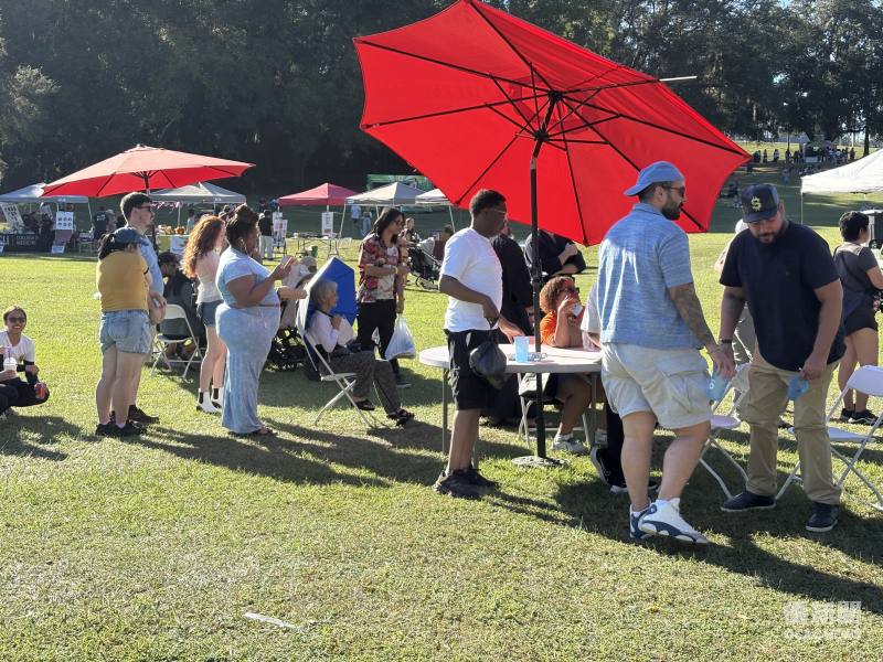 Attendees wait in line for Asian food. (Photo provided by Chi-Ray Wu)