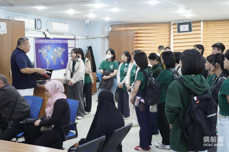土耳其慈濟基金會負責人暨僑務促進委員胡光中帶領臺灣學伴走訪校園，介紹滿納海國際學校的教育與慈善歷程。