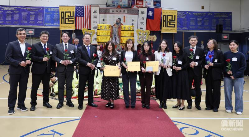 Wei-Ren Huang  (4th from left) and Yi-Ju Wang  (8th from left) presents the OCAC Overseas Chinese School Teacher Awards honoring educators for their years of service.