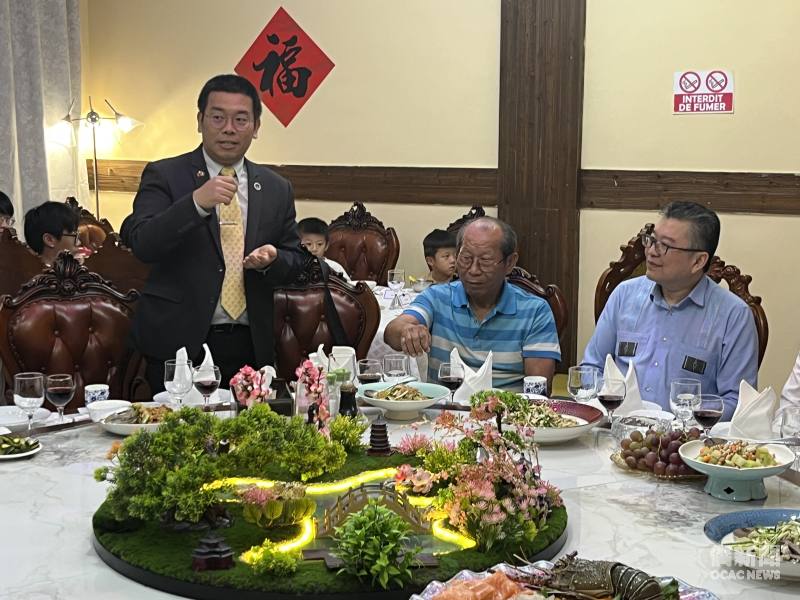 詹前校（立者）受駐象牙海岸代表處邀請，在北京賓館之關係企業北京飯店與僑臺商餐敘互動交流。