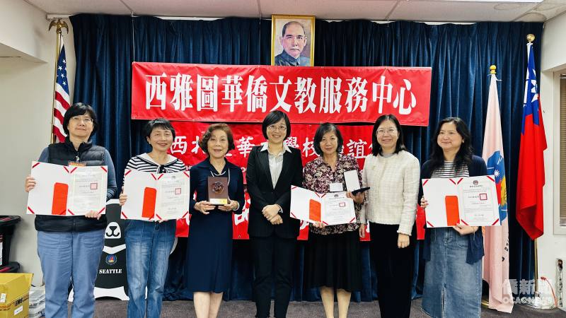 教師獎勵頒發儀式，表揚服務屆滿40年、20年、10年及5年的教師。