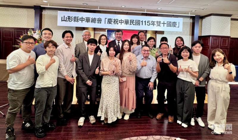 李逸洋夫婦(第二排4、5)與出席人員交流互動