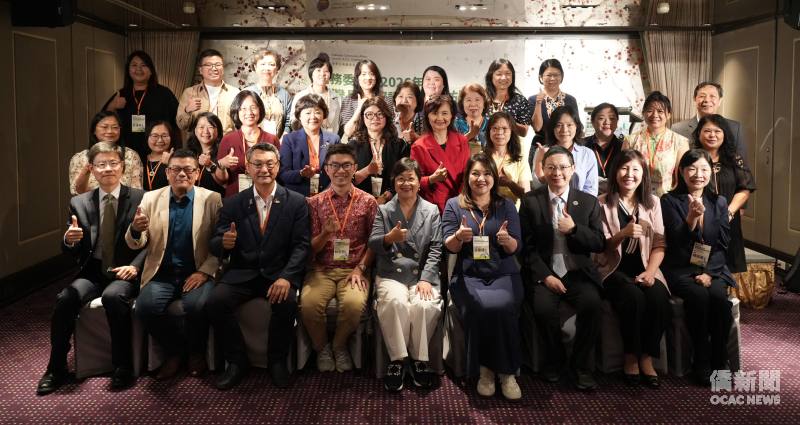 徐佳青（前排中）與2026年臺灣長期照護產業參訪團合影。