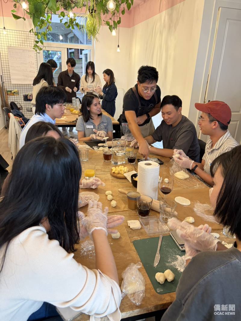 與會青商及旅荷青年在K's FAN指導下體驗冰皮月餅製作，從揉製冰皮、包餡到壓模成形，現場互動熱絡。