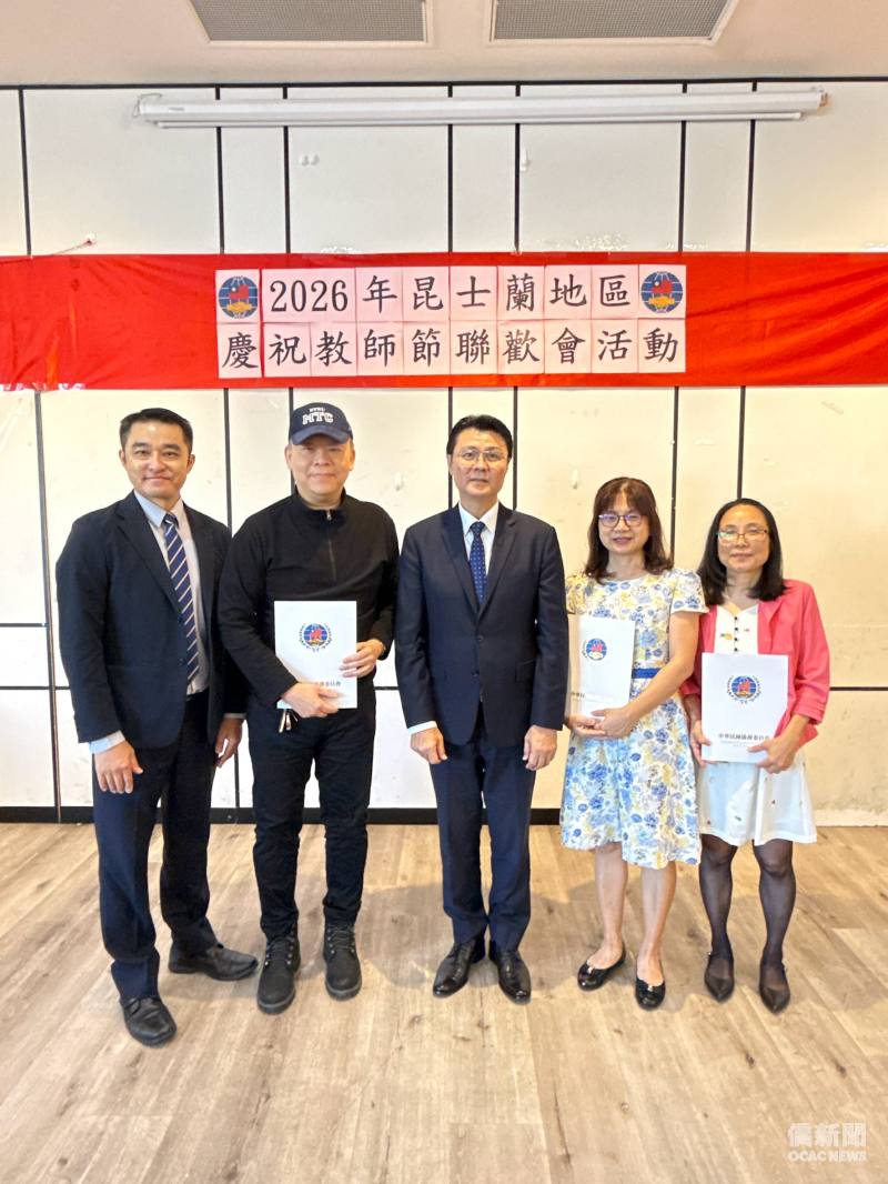 范厚祿(中)表揚115年僑校教師服務滿5年老師杜仕斌(左2)、老師李悠綺(老師郭乃榕代領；右2)及老師陳燕如（右1）