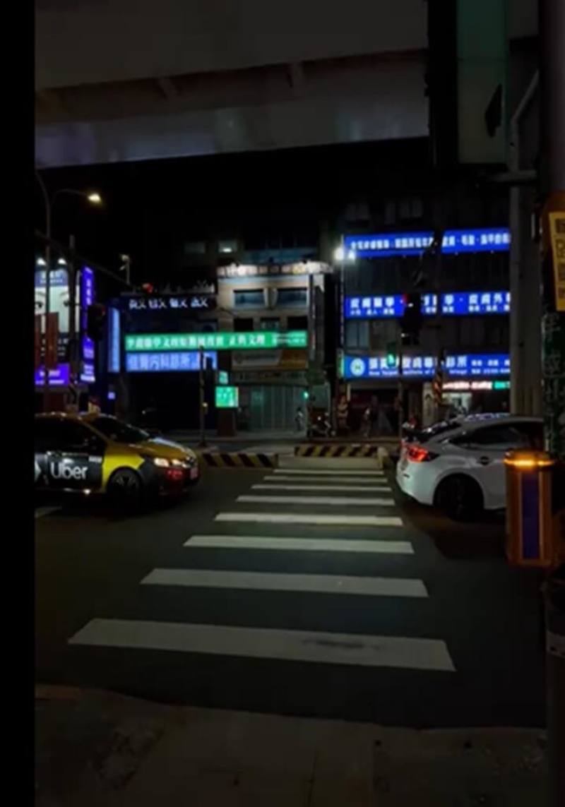 新北市交通局為提升行人通過路口的安全，試辦行穿線照明設備，有效提升行人穿越道的辨識度，讓駕駛人能更早察覺行人。（交通局提供）