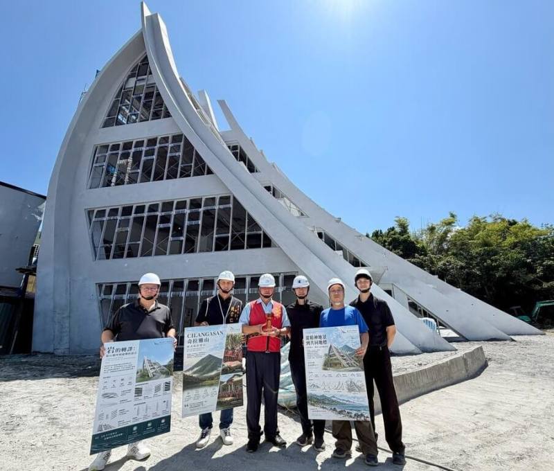 花蓮縣豐濱鄉公所推動建新圖書館，融合山海地景與在地文化，完工前就以建築規劃獲「2026國家卓越建設獎」公共建設類金質獎。豐濱鄉長邱福順（左3）與團隊合影。（豐濱鄉公所提供）