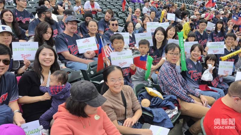 僑胞及國際友人持「UN for Taiwan」海報及「TEAM TAIWAN」加油棒聲援臺灣加入國際組織。