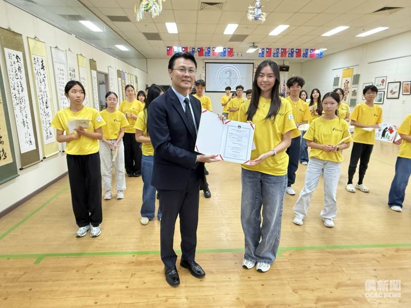 駐布里斯本辦事處處長范厚祿頒發結訓證書予學員代表。