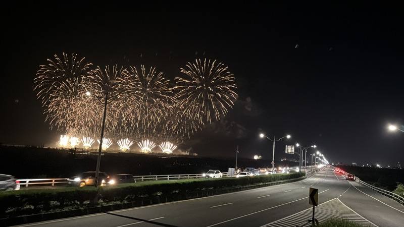 台東縣政府30日表示，民國115年國慶焰火在台東，29日晚間試放3分鐘。