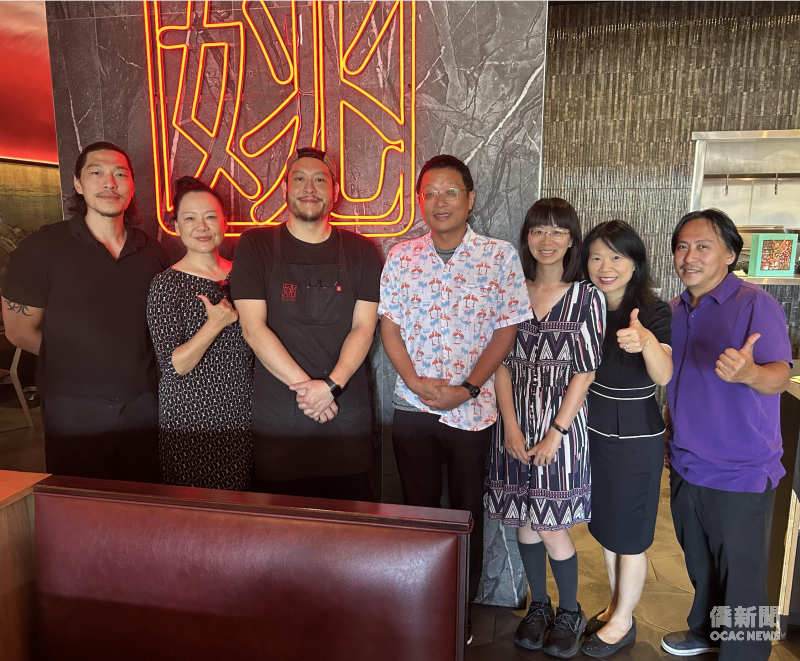 Yao's 姚餐廳共同老闆 Eddie (左一)、國際領袖基金會佛州奧蘭多顧問團長暨奇士美華人協會會長嚴培達(左二)、Yao's 姚餐廳共同老闆 George (左三) 與中佛羅里達大學(UCF)教授黃信雄(中)、范珈維(右三)、林雅琪(右二)、校董林哲光(右一)合照。