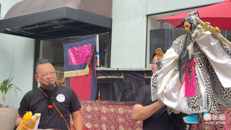 操偶師示範布袋戲戲偶200年來的演變