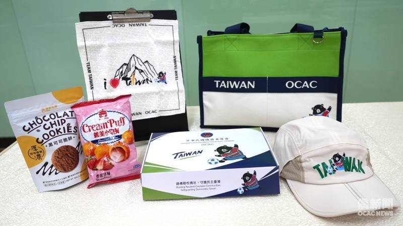 僑務委員會開箱國慶好禮，禮品包含手提袋、帽子、方巾和食品禮盒