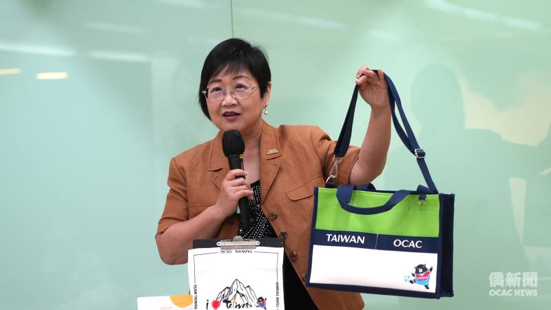 僑委會委員長徐佳青解釋「三合一團結包」設計理念