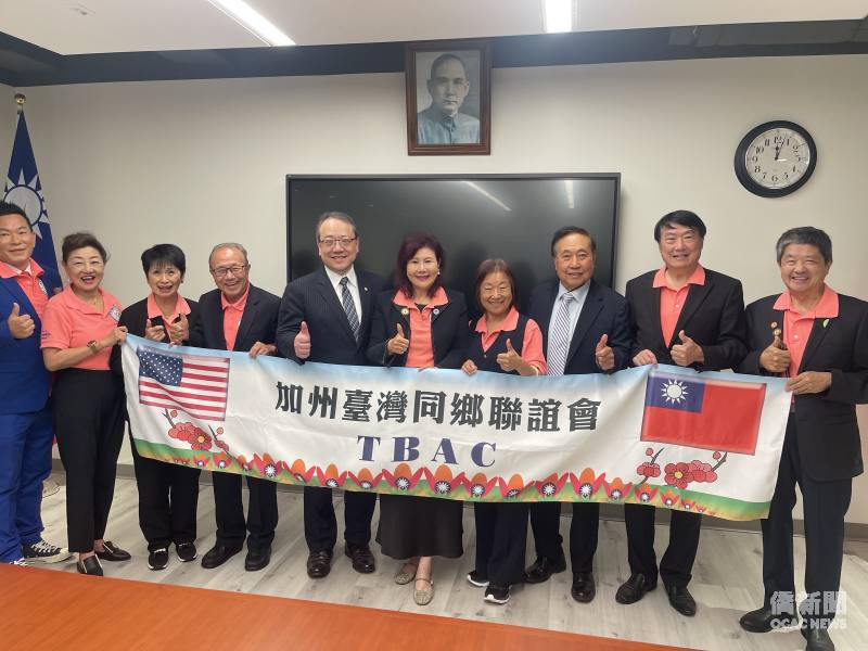駐洛杉磯辦事處處長馬博元(左5)與加州台灣同鄉聯誼會會長劉煥君(右5)及幹部合影。
