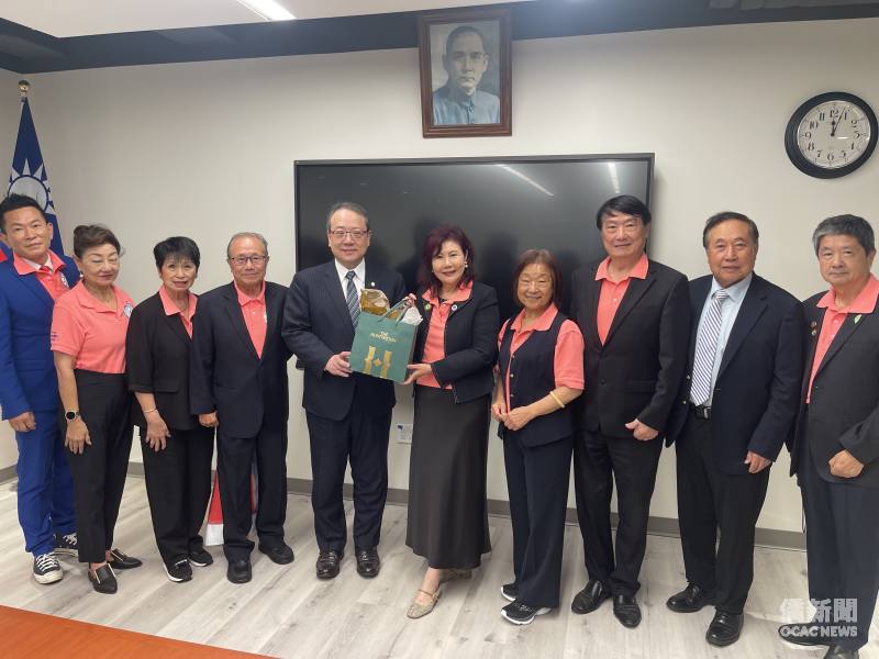 馬博元與劉煥君及與會幹部合影。