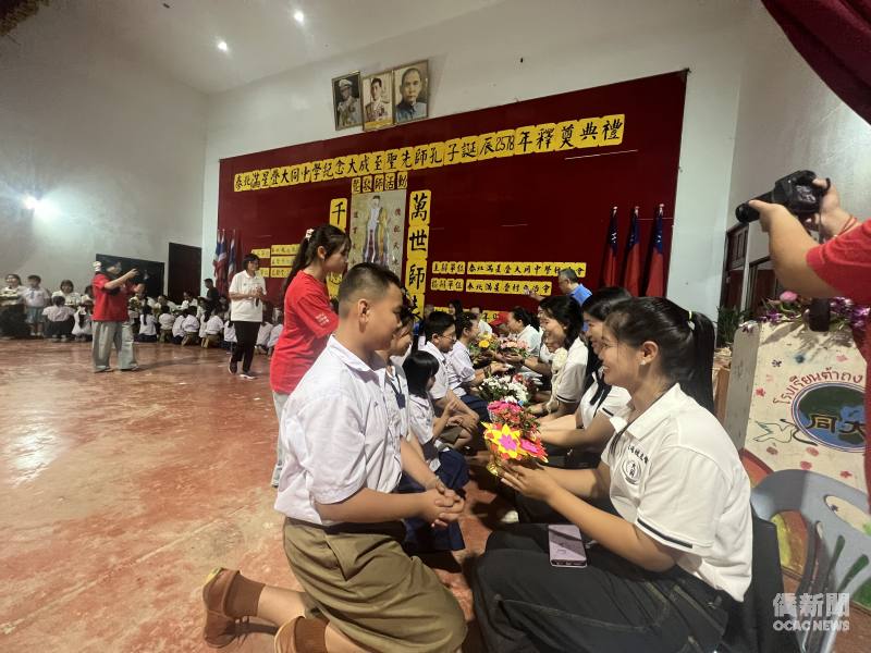學生跪拜敬師獻花。