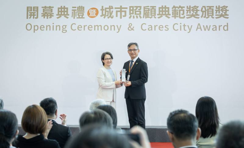 副總統親自頒發城市照顧典範獎予獲獎單位
