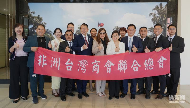 徐佳青與2026年非總回國訪問團合影。