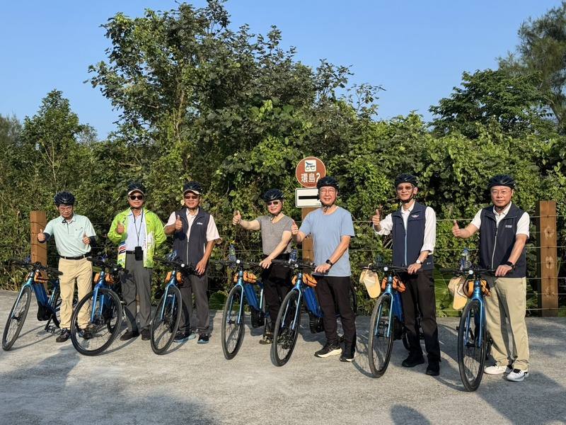 交通部長陳世凱（右3）與行政院顧問李孟諺（左4）30日共同視察自行車環島2號線，標誌標線等全面優化，預計年底啟用。