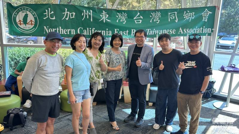 金山灣區文教中心主任王偉讚(右三)、北加州東灣臺灣同鄉會會長柯伊芳(左二)、北加州臺灣同鄉聯合會滿任會長黃桂華(右四)及鄉親們合影。