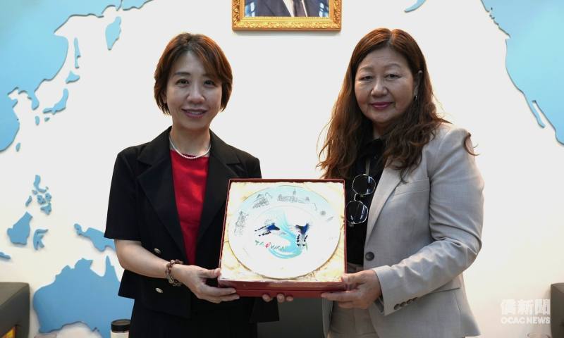 李姸慧代表僑委會致贈禮品予訪問團，由非總總會長明翠中代表接受。