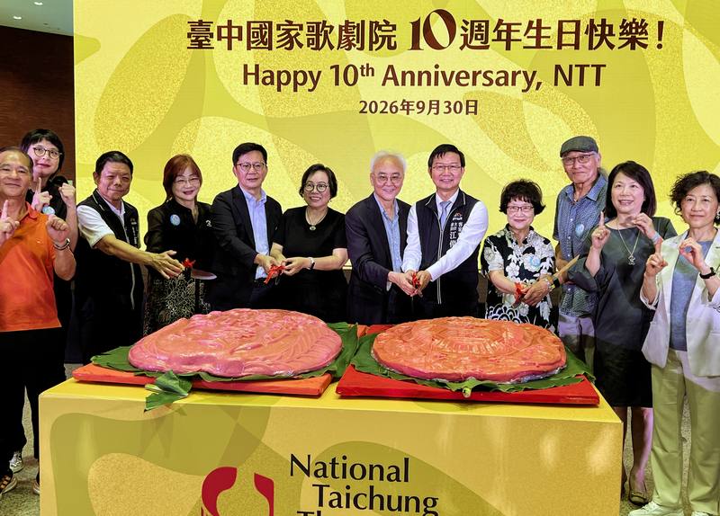 台中國家歌劇院歡慶10週年，30日舉行生日派對，現場推出120斤的巨型「新丁粄」祝福迎向下一個10年。