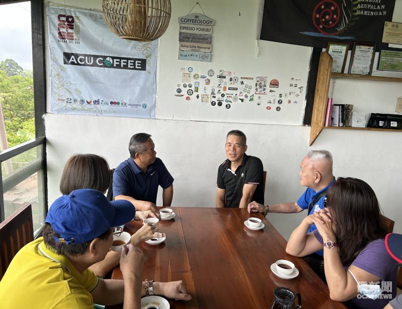 駐菲律賓代表處大使周民淦(前左）夫婦一行於Acu Coffee品嚐當地精品咖啡，並與林福春（前右）交流咖啡產業發展經驗。