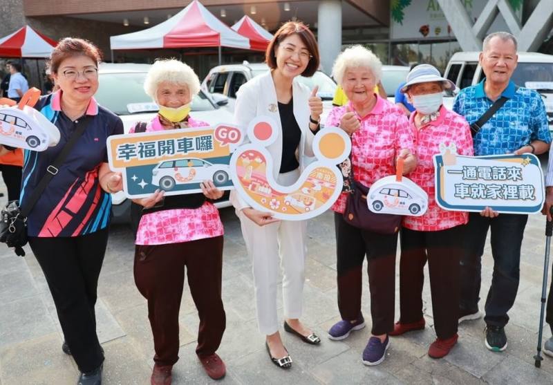 南投縣政府2024年起陸續在各鄉鎮市推動「南投幸福GO」交通服務，隨著南投市啟動試營運，代表完成全縣服務布建，縣府1日特別舉辦全線啟航典禮，南投縣長許淑華（左3）開心出席。（南投縣政府提供）