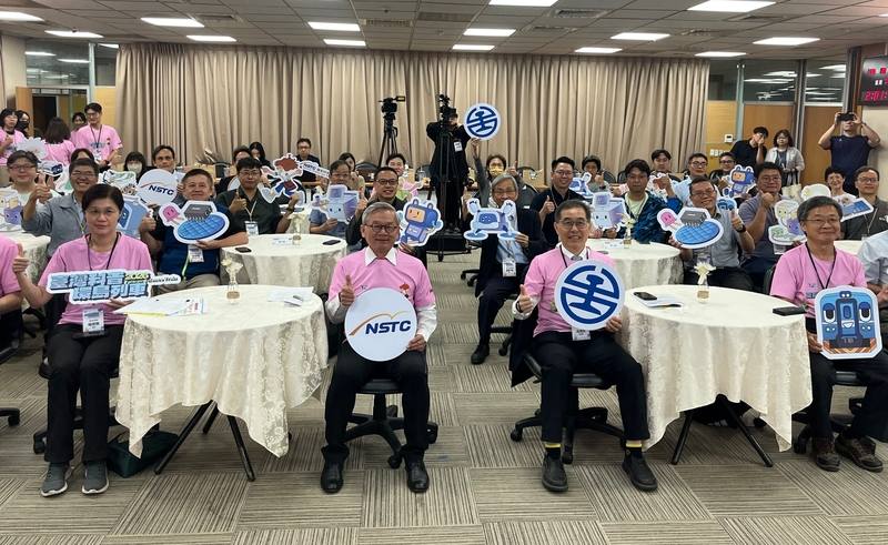 國科會1日舉辦「2026台灣科普環島列車」行前記者會，列車將於19日至24日展開環島6天科學之旅，行經全台18個縣市、30個站點。國科會主委吳誠文（第1排右3）表示，科普活動貼近生活，可以引起小朋友對科學的好奇與興趣，進而提升學習動力。