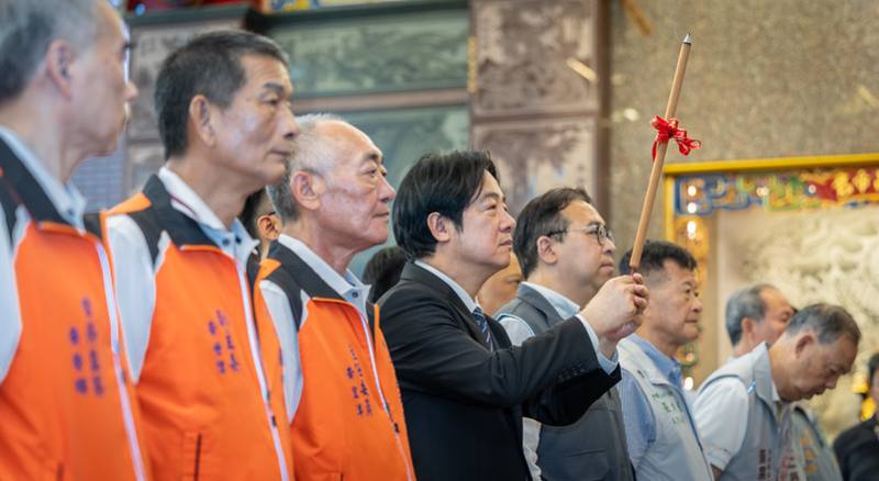 賴清德總統2日上午前往「顯安巖顯應祖師廟」參香祈福