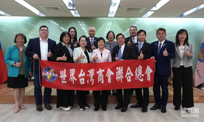 徐佳青與世總第33屆團隊合影。