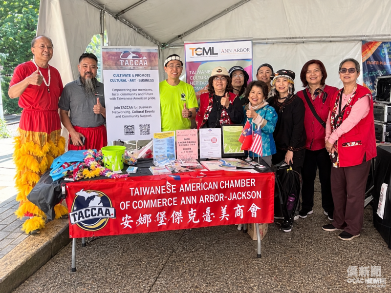 葉劉崑（左3）現場宣傳TCML。