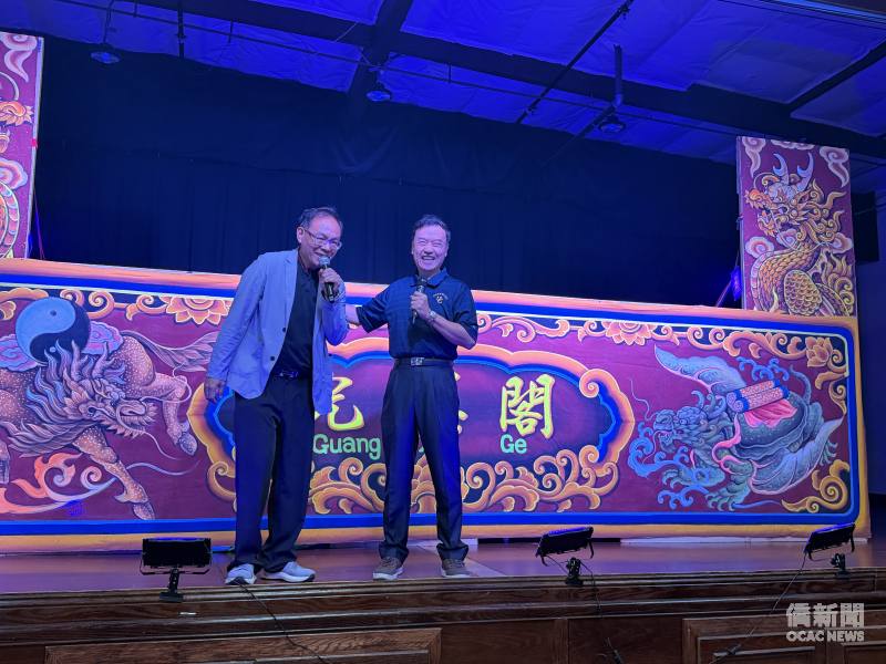 聖地牙哥台灣商會前會長暨現任理事張裕華（右）與光興閣掌中劇團團長林宏憲（左）合影。