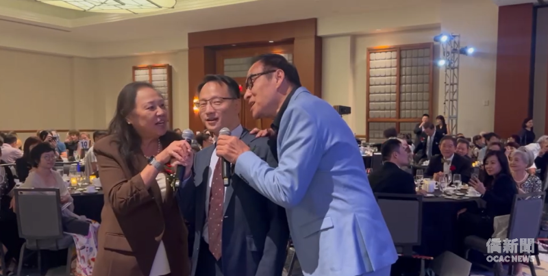 駐鳳凰城辦事處處長焦國恩(中)和大鳳凰城僑聯總會主席暨榮光聯誼會會長王瑞瑾(左)、歌手王瑞瑜(右)合唱。
