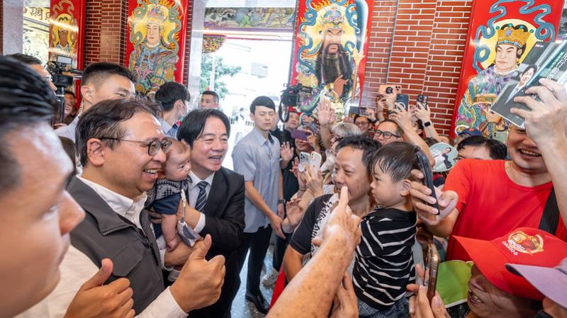 總統前往「顯安巖顯應祖師廟」參香祈福