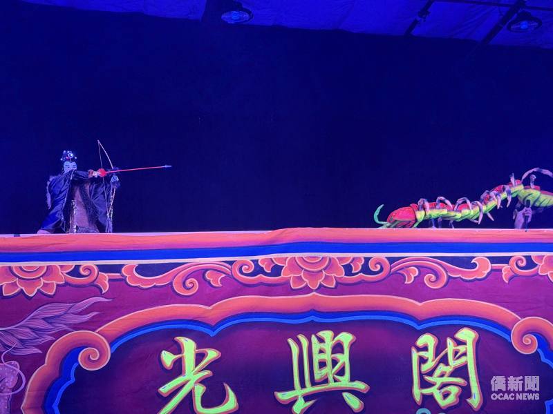 光興閣掌中劇團帶來經典劇目《神弓之戀》，呈獻精彩絕倫的金光布袋戲饗宴。