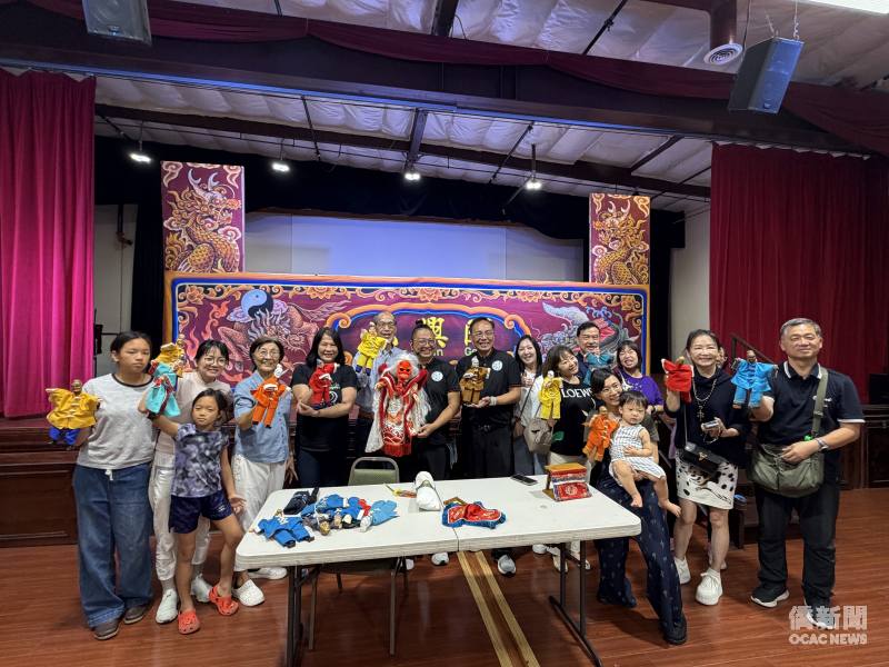 與會民眾親自體驗操偶後，與光興閣掌中劇團團員合影留念。