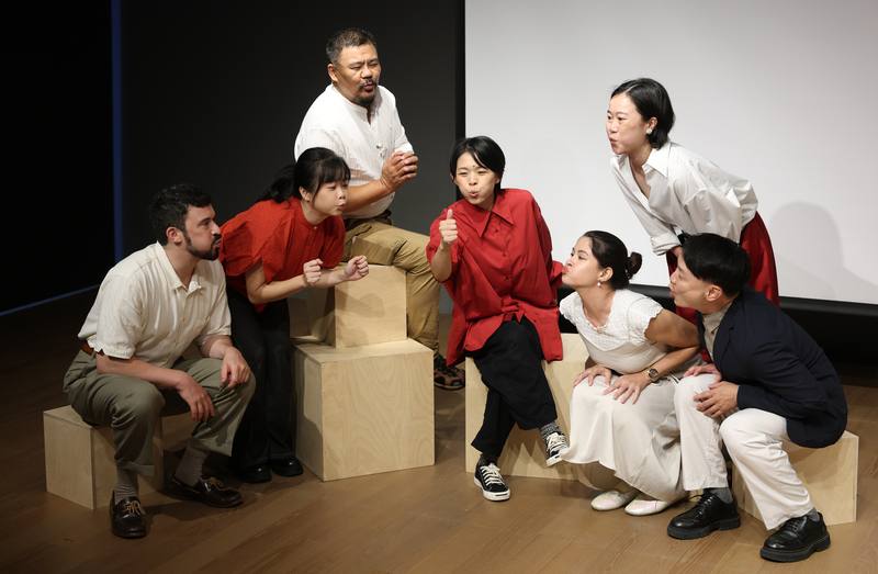 阮劇團2026年以「人生百味」為題推出2部作品，包含「樓上的好人」與「家族排列」，1日在台灣文學糧倉舉辦記者會，現場安排選段讀劇演出。