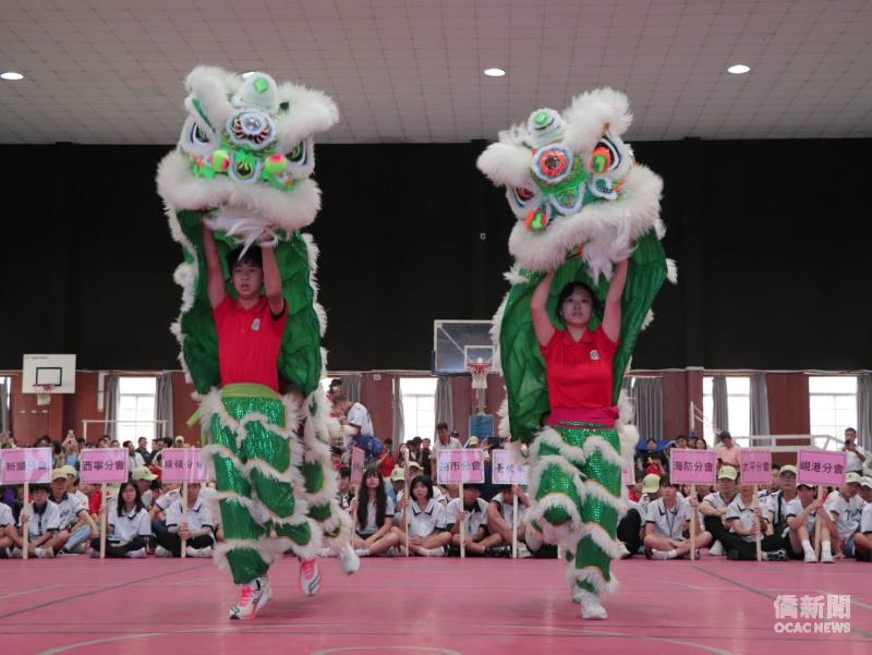 舞獅團熱情演出，鑼鼓聲與舞獅步伐交織，展現傳統文化活力，為國慶典禮增添熱鬧氣氛。