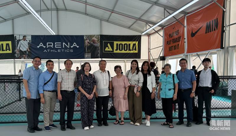 周民淦夫婦(左4及左5)與同行僑界代表於Arena Athletics場館內合影，肯定僑界投入新興運動及休閒產業，展現納卯僑界多元活力。