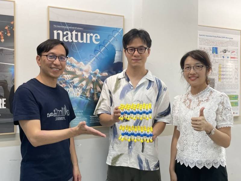 台灣師範大學2日表示，物理系教授藍彥文（左起）、博士楊弘偉、教授陸亭樺等人，與成功大學團隊合作，10月1日於國際頂尖期刊Nature發表研究成果，透過化學氣相沉積精準控制二硫化鉬雙層材料的原子堆疊，成功重現「直接能隙」特性。（台師大提供）
