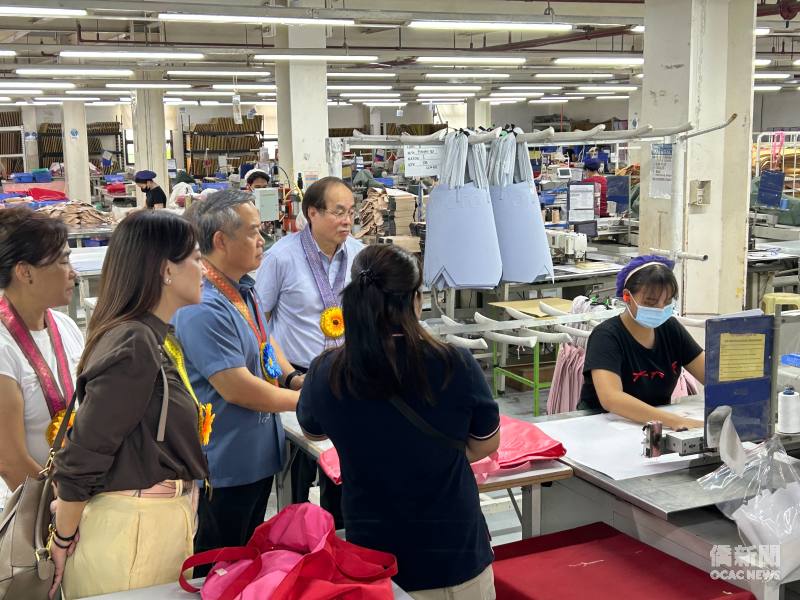 周民淦一行實地走訪FCO生產線，瞭解包袋產品製造流程、廠區生產作業及菲籍員工工作情形。