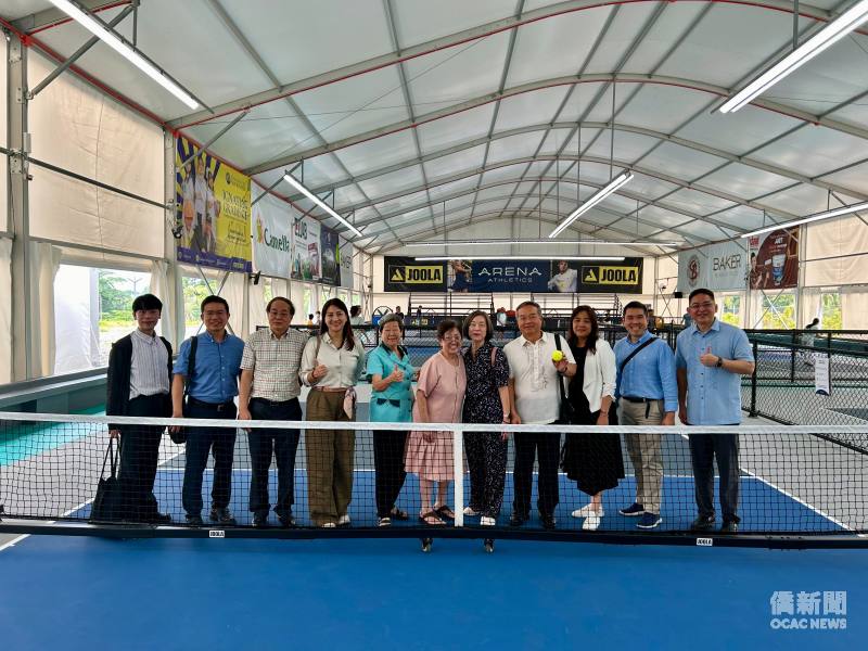 周民淦夫婦(右4及右5)一行實地參觀Arena Athletics室內匹克球場，瞭解場館設施及匹克球在納卯的發展情形。
