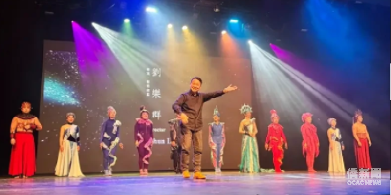舞鈴劇場在鳳凰城完成演出後向觀眾謝幕。