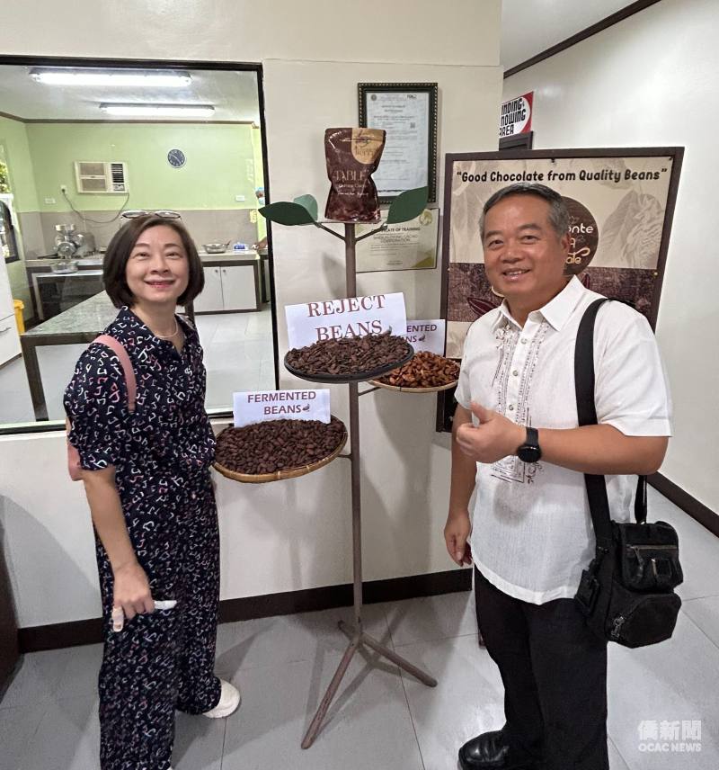 周民淦夫婦參觀可可加工設施，瞭解可可豆發酵、篩選及後續加工流程。