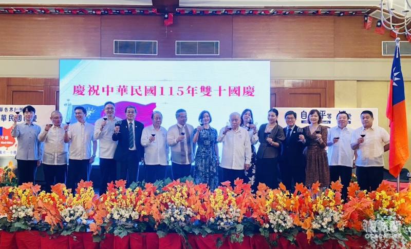 駐菲律賓代表處大使周民淦（左7）與宿霧僑界代表共同舉杯，慶祝中華民國115年雙十國慶。
