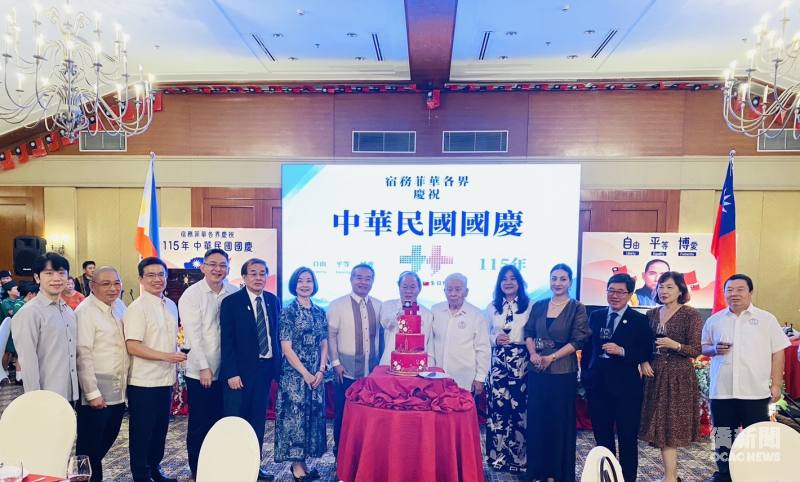 周民淦夫婦（左6及左7）與宿務文藝中心常務委員李國榮（右7）、僑務委員鄭宗傑（右6）及僑界代表共同切國慶蛋糕，祝賀中華民國115歲生日。