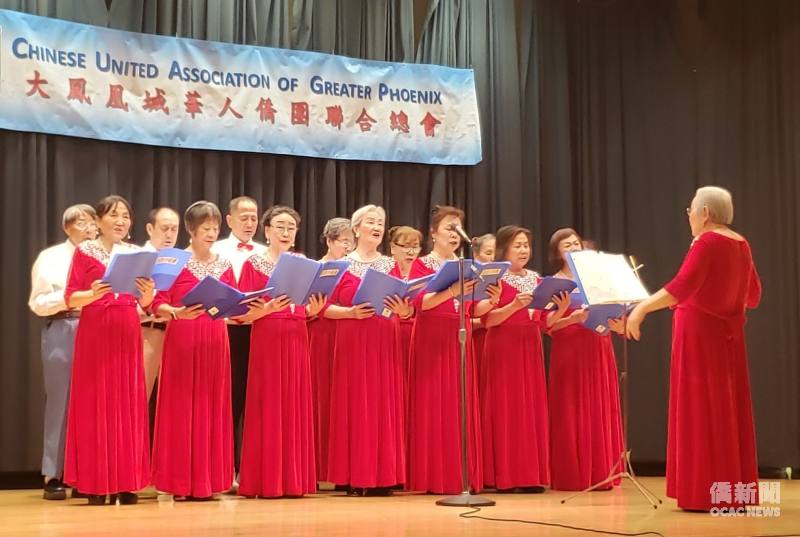 鳳凰城華人耆英會合唱團演唱《月滿西樓》。