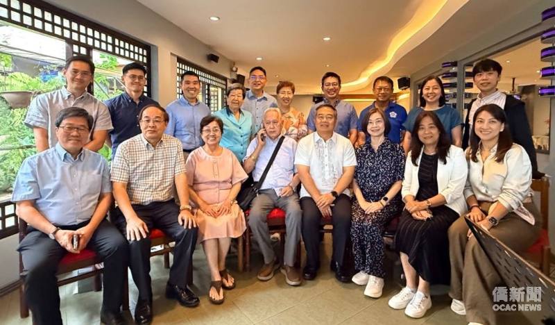周民淦夫婦與Pacific Oil Farmers公司職員及同行僑界代表午餐交流並合影。
